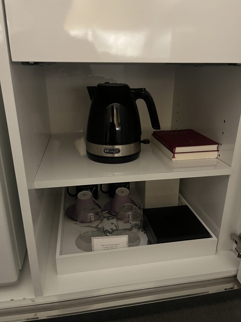 東京マリオットホテル　ミニバーコーナー　ポッド　グラス・カップ類