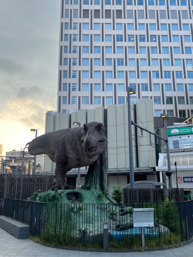 福井駅西口前　ティラノサウルス