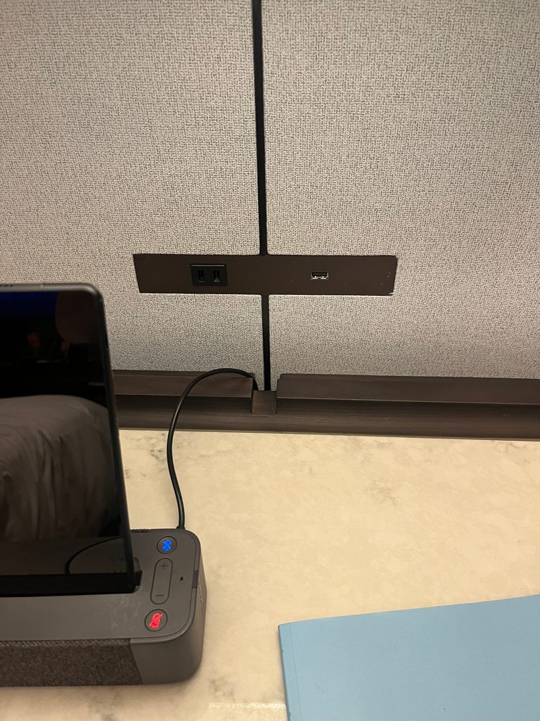 ベッドサイド　窓側