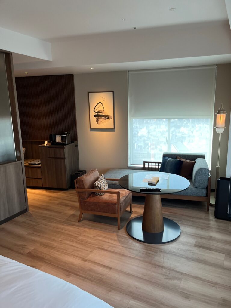 ホテル部屋　窓側